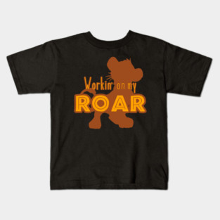 Lion King - Working on my Roar - tan and gold Kids T-Shirt